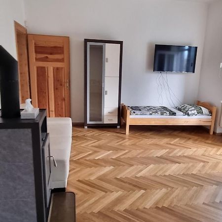 Ubytovanie Topolcany Apartment Екстериор снимка