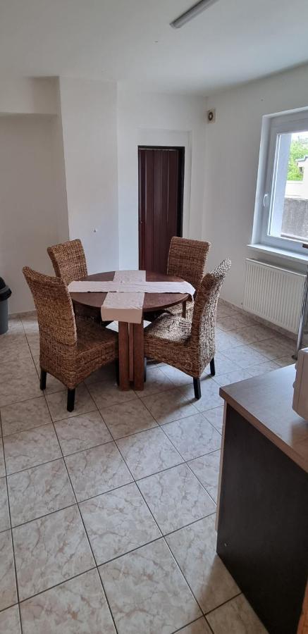 Ubytovanie Topolcany Apartment Екстериор снимка